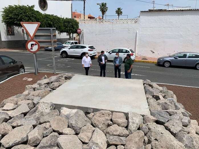 El alcalde visitó las obras del pedestal donde se alzará la escultura con el artista Máximo Riol, el concejal de Parques y Jardines y la directora del CS de la zona/TA.